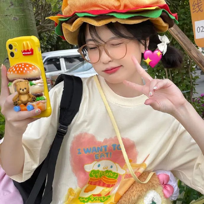 9顶假发的女孩封面